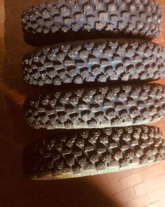 Gomme canonica chiodate tassellate per panda