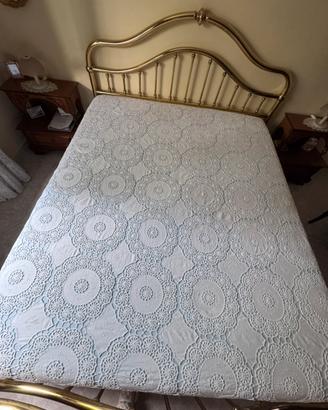 Copriletto in lino e uncinetto