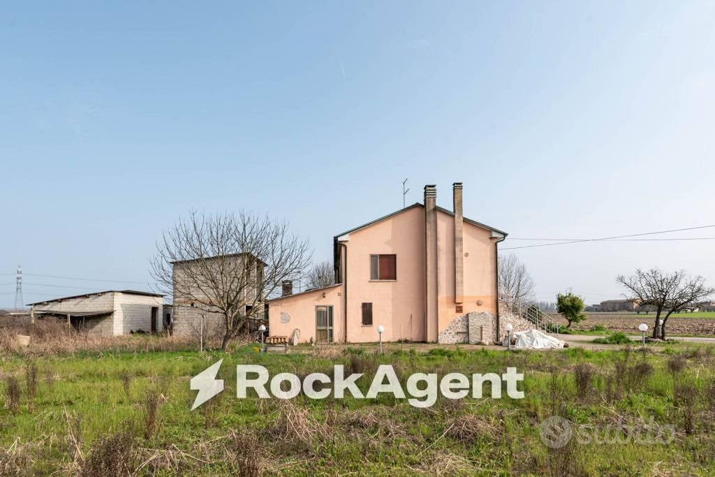 Rustico / Casale di 363 m² con più di 5 locali e b - Altro