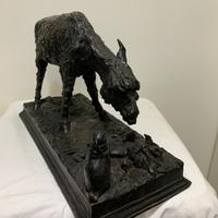 Antica scultura in bronzo asino con coniglietto