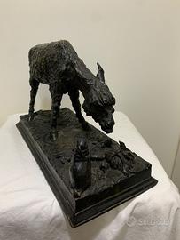 Antica scultura in bronzo asino con coniglietto