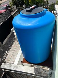 serbatoio d'acqua (o cisterna) in polietilene