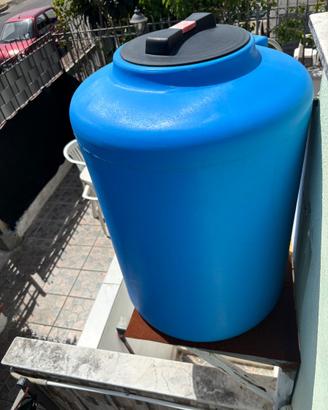 serbatoio d'acqua (o cisterna) in polietilene