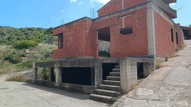 Rustico da completare con giardino