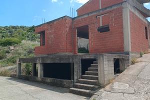 Rustico da completare con giardino