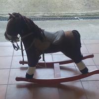 cavalluccio a dondolo 