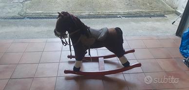 cavalluccio a dondolo 