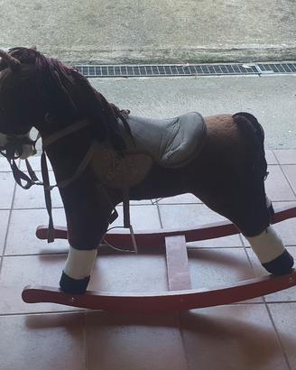 cavalluccio a dondolo 