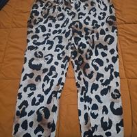 stock di pantaloni maglie e tshirt 