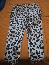 stock di pantaloni maglie e tshirt 