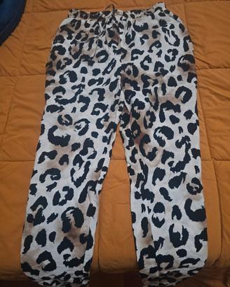 stock di pantaloni maglie e tshirt 