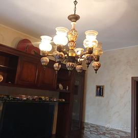 Parete attrezzata tavolo e lampadario