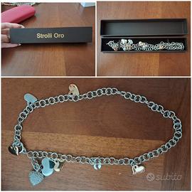 Collane, braccialetti e porta collane 