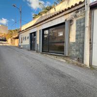 Faro Sup. - Negozio a due vetrine su strada