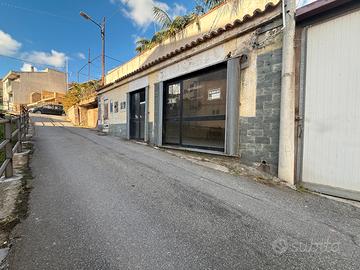 Faro Sup. - Negozio a due vetrine su strada