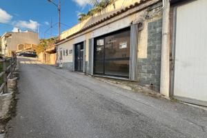 Faro Sup. - Negozio a due vetrine su strada