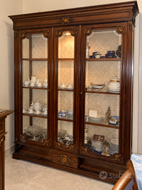 Vetrina / credenza d’epoca in legno con faretto