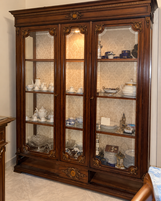 Vetrina / credenza d’epoca in legno con faretto