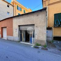 MAGAZZINO A GENOVA