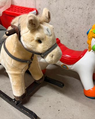 2 cavalli cavalbabili + peluches vari