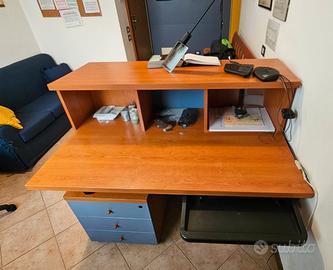 Scrivania con piccola cassettiera con rotelle