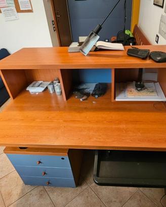 Scrivania con piccola cassettiera con rotelle