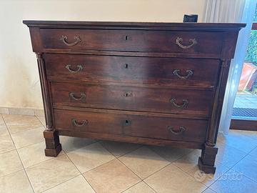 Comò antico in noce