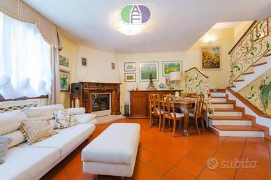 Villetta a schiera di 200 m² con più di 5 locali e