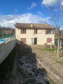 Casa colonica con giardino