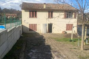 Casa colonica con giardino