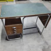 Vecchio banco scuola per bambini