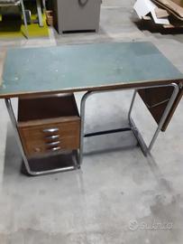 Vecchio banco scuola per bambini