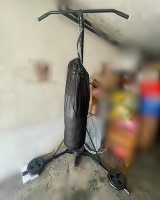 Sacco da boxe con supporto come nuovo