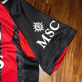 Maglia Ufficiale AC Milan Rafa Leao 10 2024/25 – Replica In Poliestere Con Strisce Rossonere, Ologramma Di Autenticità, Personalizzabile Con Pantaloncini E Calzettoni