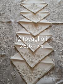 Tovaglia lino Bianca con 12 tovaglioli.