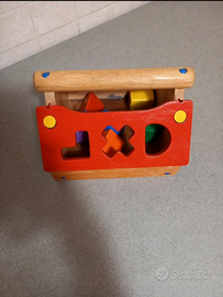 Gioco in legno educativo per bambini piccoli