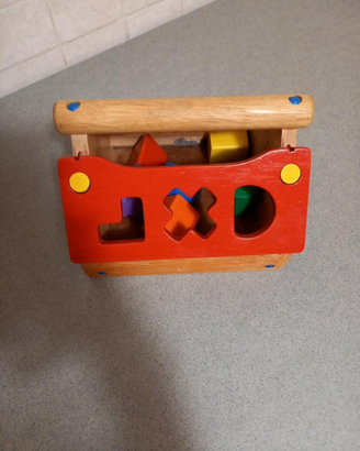Gioco in legno educativo per bambini piccoli