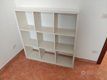 scrivania e libreria