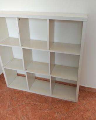 scrivania e libreria
