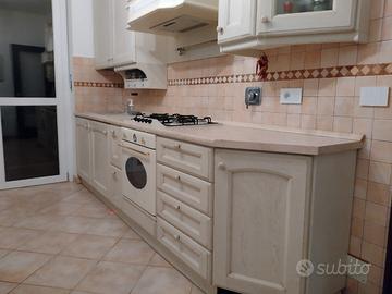 Cucina completa e tavolo