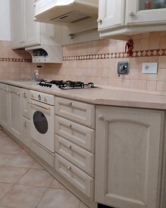 Cucina completa e tavolo