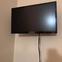 TV 24" con supporto a muro e telecomando