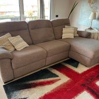 Divano con penisola e seduta elettrica