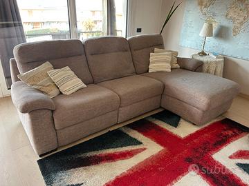 Divano con penisola e seduta elettrica