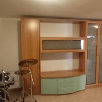 parete attrezzata con vetrina 