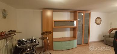 parete attrezzata con vetrina 