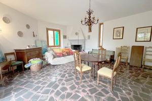 Villa di 190 m² con più di 5 locali e box auto a B