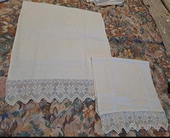 Coppia di asciugamani con merletto ricamato a mano