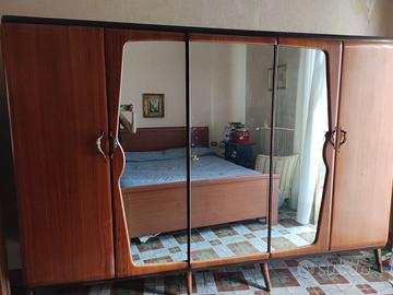 Armadio vintage anni '60 in legno con specchi