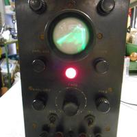 Vecchio oscilloscopio a valvole da 3 pollici anni